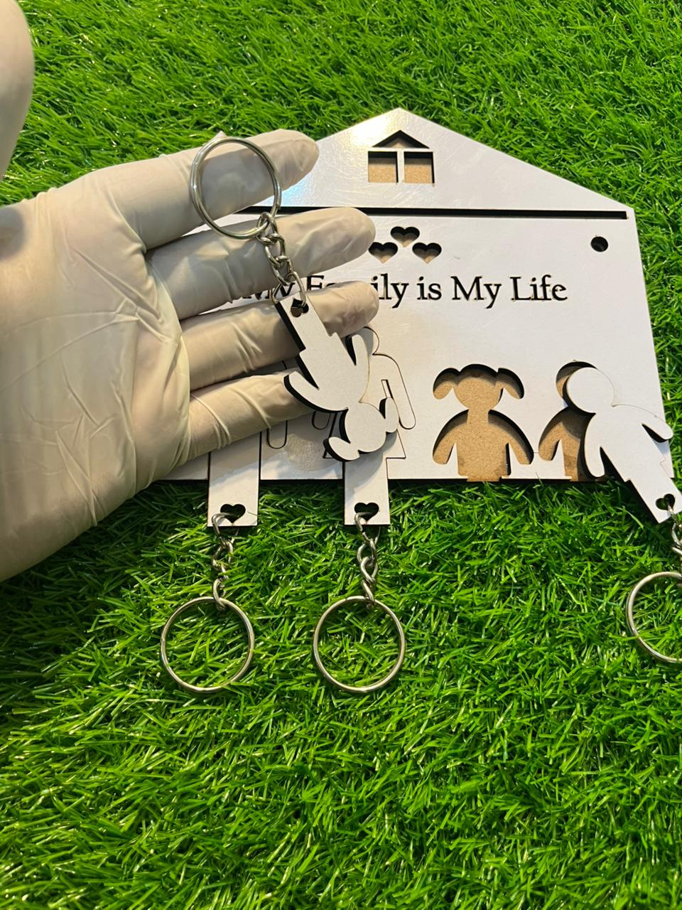 Wall Hanging Keychain Holder with 4 Family Member Keychains -(P1)